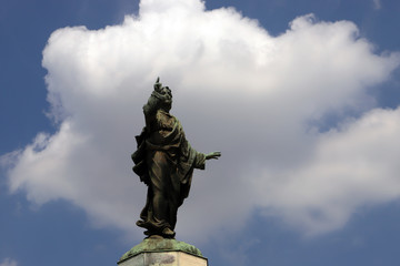 Fototapeta na wymiar jesus statue with blue sky