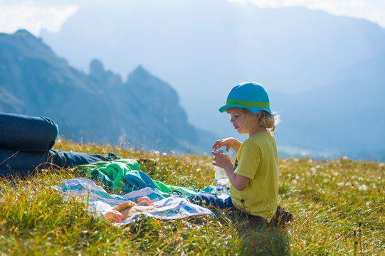Italy, Province of Belluno, Veneto, Auronzo di Cadore, little boy and his father having a break near Tre Cime di Lavaredo