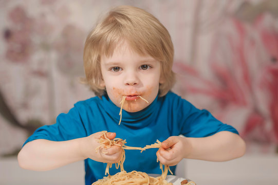 Germany, Saxony, Portrait of boy eating spaghetti