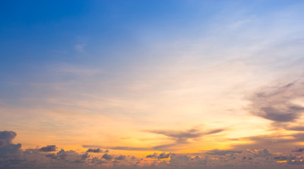 Fototapeta na wymiar Beautiful of clouds and sky with colorful horizon sky at sunrise