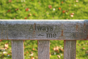 Banco Always me al aire libre un dia de verano