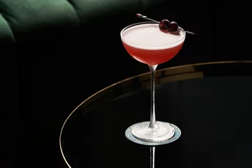 Foto op Plexiglas Vers cocktailglas op glazen tafel in nachtclubrestaurant © Gecko Studio