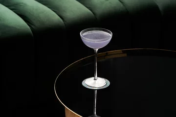 Foto op Plexiglas Fresh cocktail glass on glass table in night club restaurant © Gecko Studio