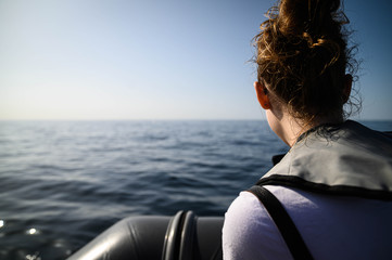 junge Frau auf Boot bei Delfintour © CMP