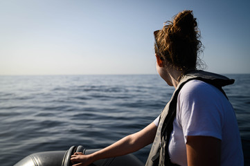 junge Frau auf Boot bei Delfintour © CMP