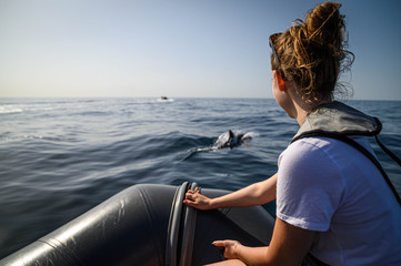 junge Frau auf Boot bei Delfintour