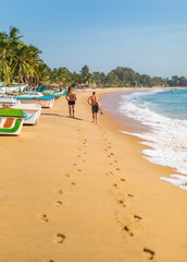 Surfeurs qui marchent sur une plage