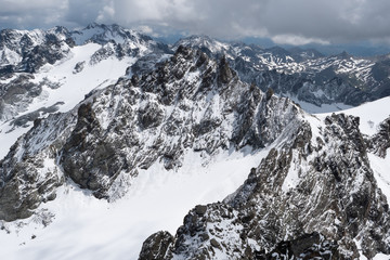 Fototapeta na wymiar Verschneite Felsgipfel: Blick auf den Ochsenkopf, Silvretta