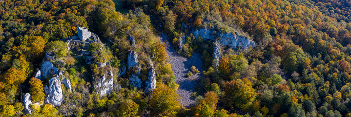 Burgruine im Herbstwald - Schwäbische Alb