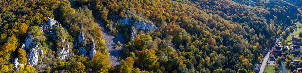 Burgruine im Herbstwald - Schwäbische Alb