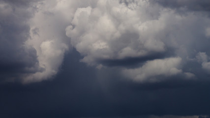 Fototapeta na wymiar Bases nuageuses tourmentées, temps orageux