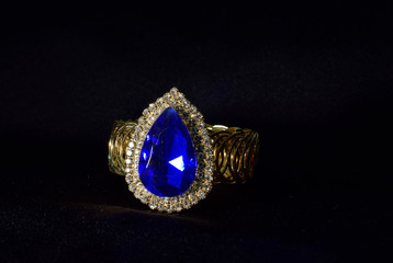 Gold ring with sapphire Is an expensive and beautiful fashion ring