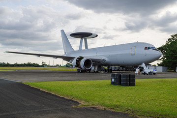 Fototapeta premium 基地の大型航空機と小型模型の親子