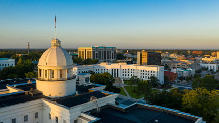 Obraz premium Dexter Avenue leads to the classic statehouse in downtown Montgomery Alabama