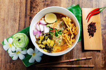 Khao Soi Chicken, a Thai food that is widely popular in the north along with the side dishes. With crispy fried chicken on top