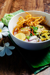 Khao Soi Chicken, a Thai food that is widely popular in the north along with the side dishes. With crispy fried chicken on top