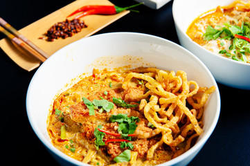 Khao Soi Chicken, a Thai food that is widely popular in the north along with the side dishes. With crispy fried chicken on top