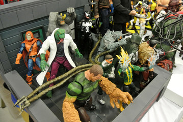 Obraz premium KUALA LUMPUR, MALAYSIA -MARCH 31, 2018: Selected focused of Marvel Comic action figure call Spider-man. He was one of the Avengers team. Action figures gather together by the collector. 