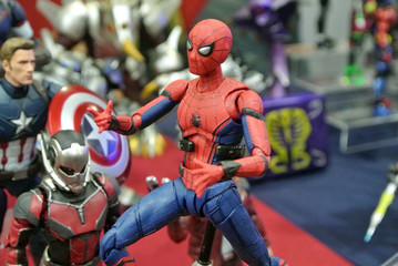 Obraz premium KUALA LUMPUR, MALAYSIA -MARCH 31, 2018: Selected focused of Marvel Comic action figure call Spider-man. He was one of the Avengers team. Action figures gather together by the collector. 