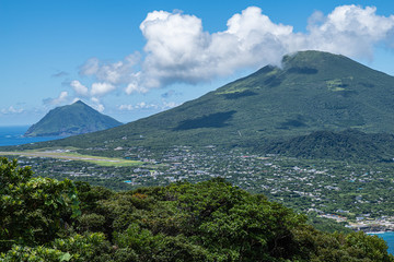 八丈島の八丈富士と八丈小島