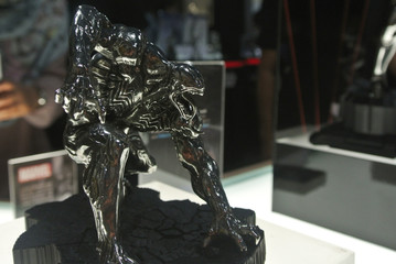 Obraz premium KUALA LUMPUR, MALAYSIA -APRIL 7, 2018: Selected focused on Marvel Comic action figure called Venom made from pewter metal. Supervillain enemy of Spider-man. Action figures displayed by the collector.