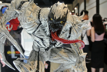 Obraz premium KUALA LUMPUR, MALAYSIA -APRIL 7, 2018: Selected focused on Marvel Comic action figure called Anti-Venom. Supervillain enemy of Spider-man. Action figures displayed by the collector. 