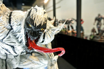 Obraz premium KUALA LUMPUR, MALAYSIA -APRIL 7, 2018: Selected focused on Marvel Comic action figure called Anti-Venom. Supervillain enemy of Spider-man. Action figures displayed by the collector. 