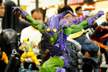 Obraz premium KUALA LUMPUR, MALAYSIA -APRIL 7, 2018: Selected focused on Marvel Comic action figure called Green Goblin. Supervillain against Spider-man. Action figures displayed by the collector. 