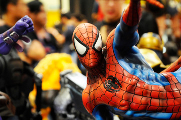 Fototapeta premium KUALA LUMPUR, MALAYSIA -APRIL 7, 2018: Selected focused on Marvel Comic action figure called Spider-man. He was one of the Avengers teams. Action figures displayed by the collector. 