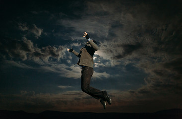 Mann Springt in den Himmel