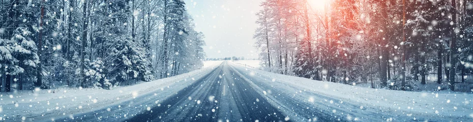 Foto op Plexiglas winterweg, bedekt met sneeuw op zonnige dag © candy1812