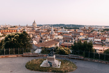 Naklejka premium Architektura i panoramy starego miasta. Zachód słońca i ulice Rzymu we Włoszech.