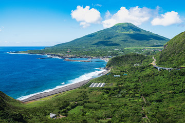 八丈島の八丈富士と海