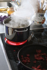 パスタを茹でる