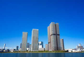 東京の風景　晴海、豊洲の運河沿いの高層マンション　