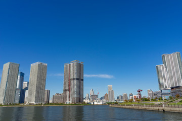 Fototapeta na wymiar 東京の風景　晴海、豊洲の運河沿いの高層マンション　