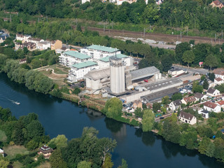 vue a&eacute;rienne d'une usine de chocolat &agrave; Hardricourt dans les Yvelines en France