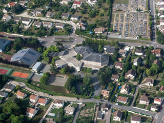 vue aérienne de la salle de sport et du cimetière d'Épône dans les Yvelines en France