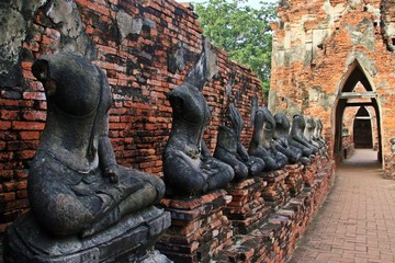 Budas sin cabeza en el Templo budista de Wat Chaiwatthanaram en Ayutthaya (Tailandia).