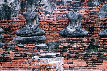 Budas sin cabeza en el Templo budista de Wat Chaiwatthanaram en Ayutthaya (Tailandia).
