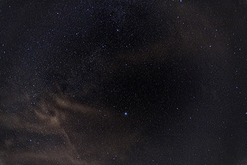 Vega am Himmel einer Sternen reichen Nacht