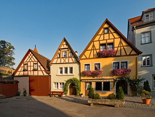 Bunte Fachwerkhäuser in der Altstadt von Rothenburg ob der Tauber in Mittelfranken, Bayern, Deutschland 