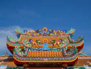 Obraz premium Dragon statue on the roof of the Chinese temple with blue sky background