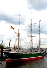 Fototapeta na wymiar Hamburg, Traditionssegler an den Landungsbrücken