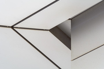 Abstracción con diagonales en la fachada de un edificio formada con paneles metálicos