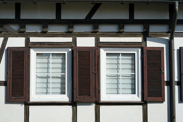Fachwerkhaus mit modernen Fenstern und Fensterläden