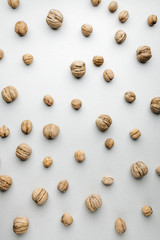 Грецкие орехи на светлом фоне. Вид сверху. Искусство. Минимализм.