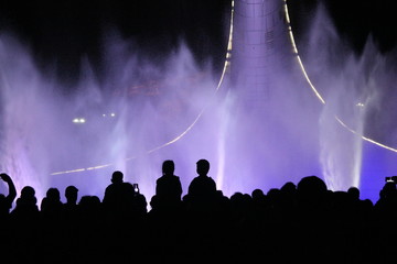 Spectators who follow the work of the musical fountain
