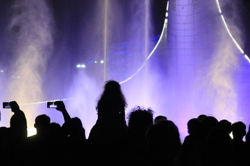 Spectators who follow the work of the musical fountain