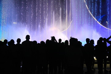 Spectators who follow the work of the musical fountain